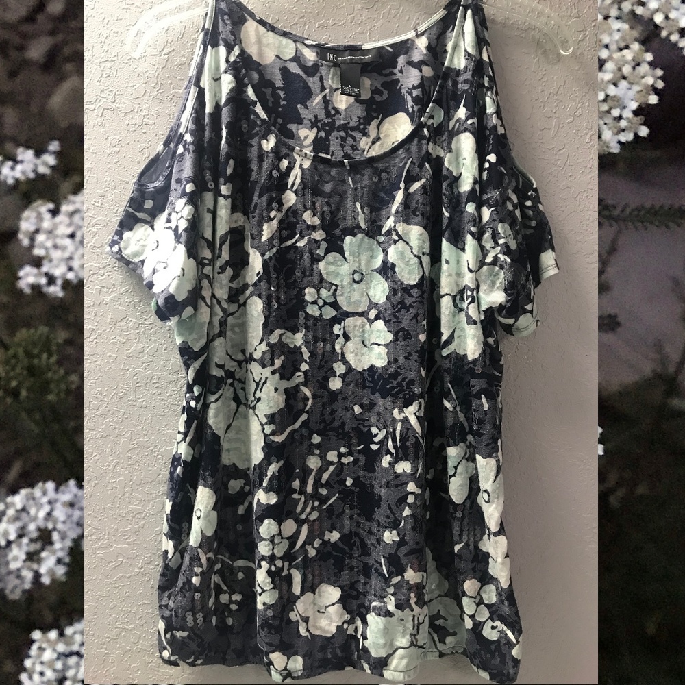 🥰3☆$25 INC International Concepts Cold Shoulder T-Shirt.